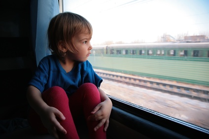 enfant-voyage-train