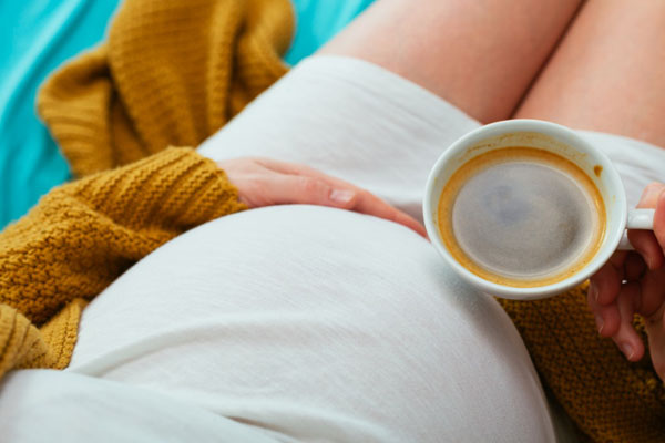 Femme enceinte et café