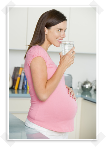 Accessoires De Bain Enfants Femme Enceinte Achat. Jeune Femme De Grossesse  Acheter Du Détergent En Poudre Pour Bébé Dans Un Superm Image stock - Image  du marché, enfant: 252673917