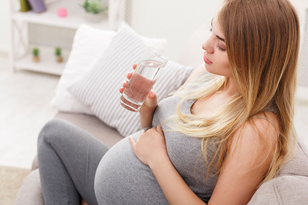 Boire de l'eau durant la grossesse