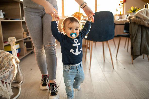 Nounou pour garder le bébé